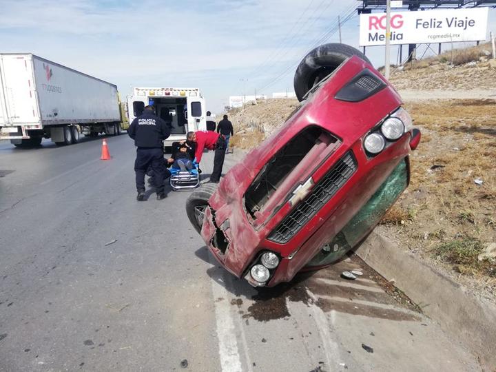 Vehículo sufre falla mecánica y vuelca en Ramos Arizpe
