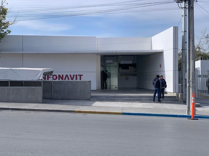 Desinfectan oficinas en Infonavit Saltillo
