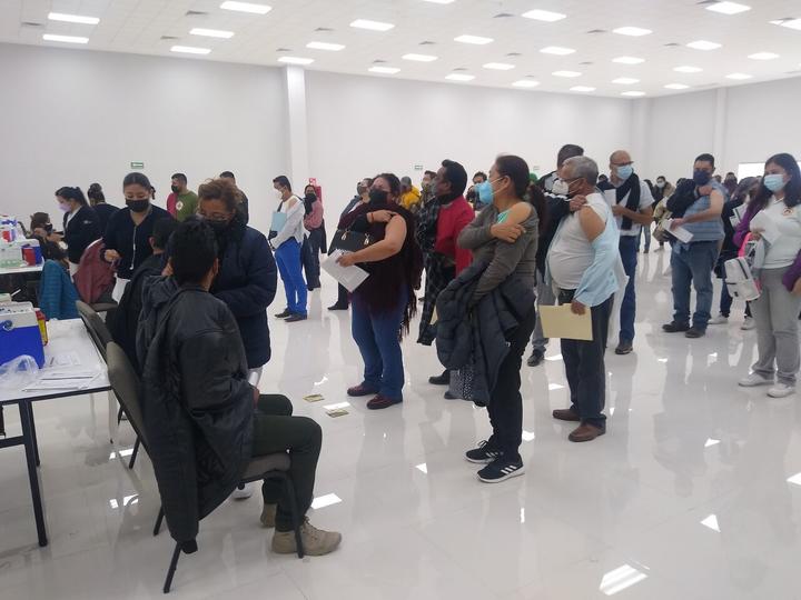 Inicia aplicación de refuerzo antiCOVID de Moderna a maestros de La Laguna de Coahuila