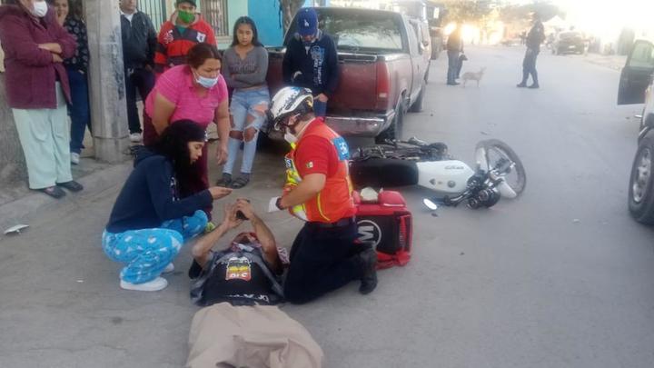 Vehículo quita derecho de paso e impacta a motociclista en Ramos Arizpe