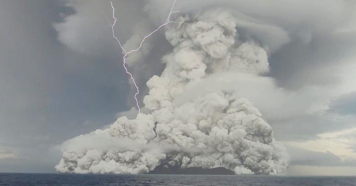 Erupción de volcán submarino de Tonga, una de las más potentes en los últimos 30 años
