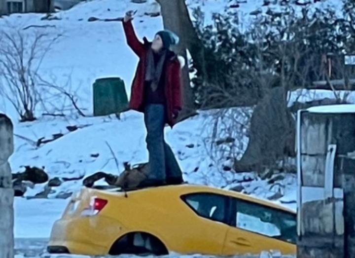 Mujer se toma 'selfies' mientras su auto se hundía en un río congelado