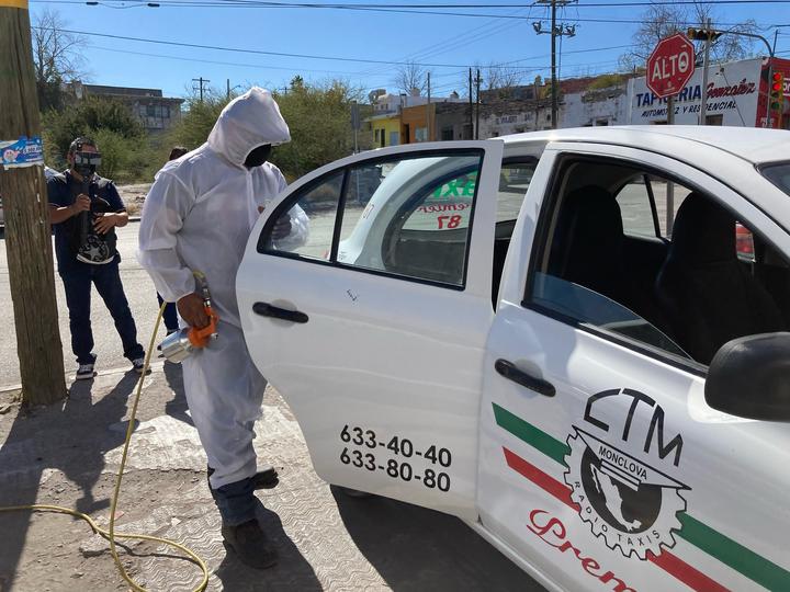 Taxistas sanitizan sus vehículos en Monclova