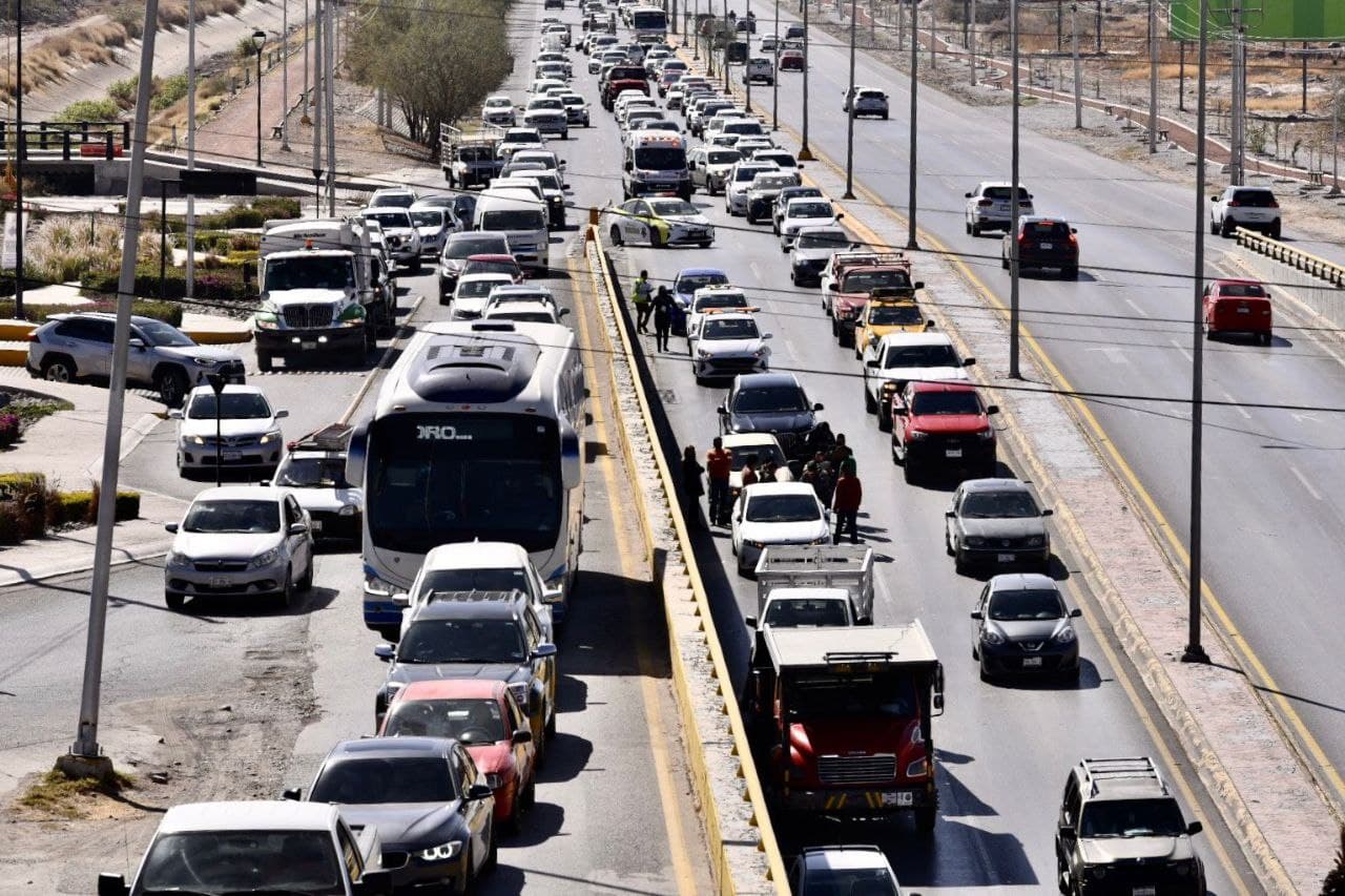 Choque alcance provoca caos vial en la carretera Torreón - San Pedro