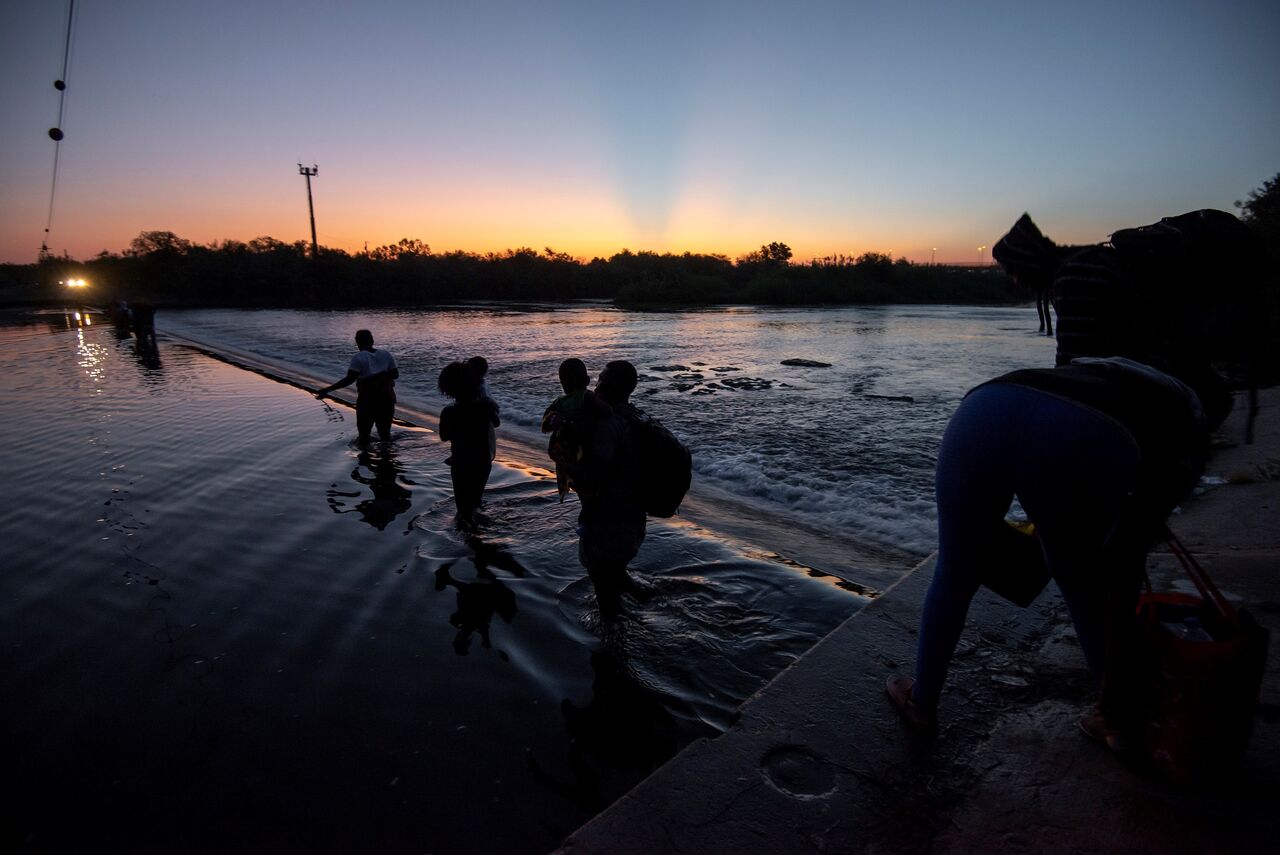 Cruzan más de 120 migrantes a EUA por río Bravo