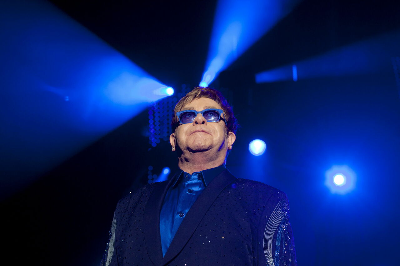 Elton John cancela conciertos de su gira de despedida tras dar positivo a COVID-19