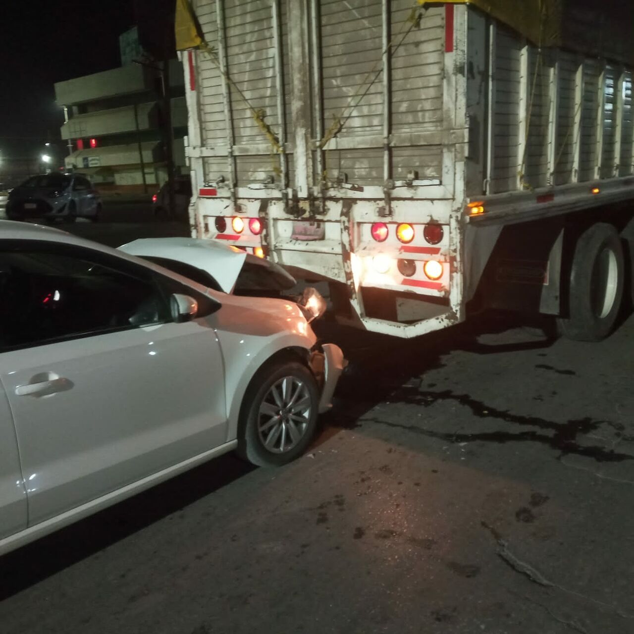 Automovilista se impacta contra camión esta madrugada en Torreón