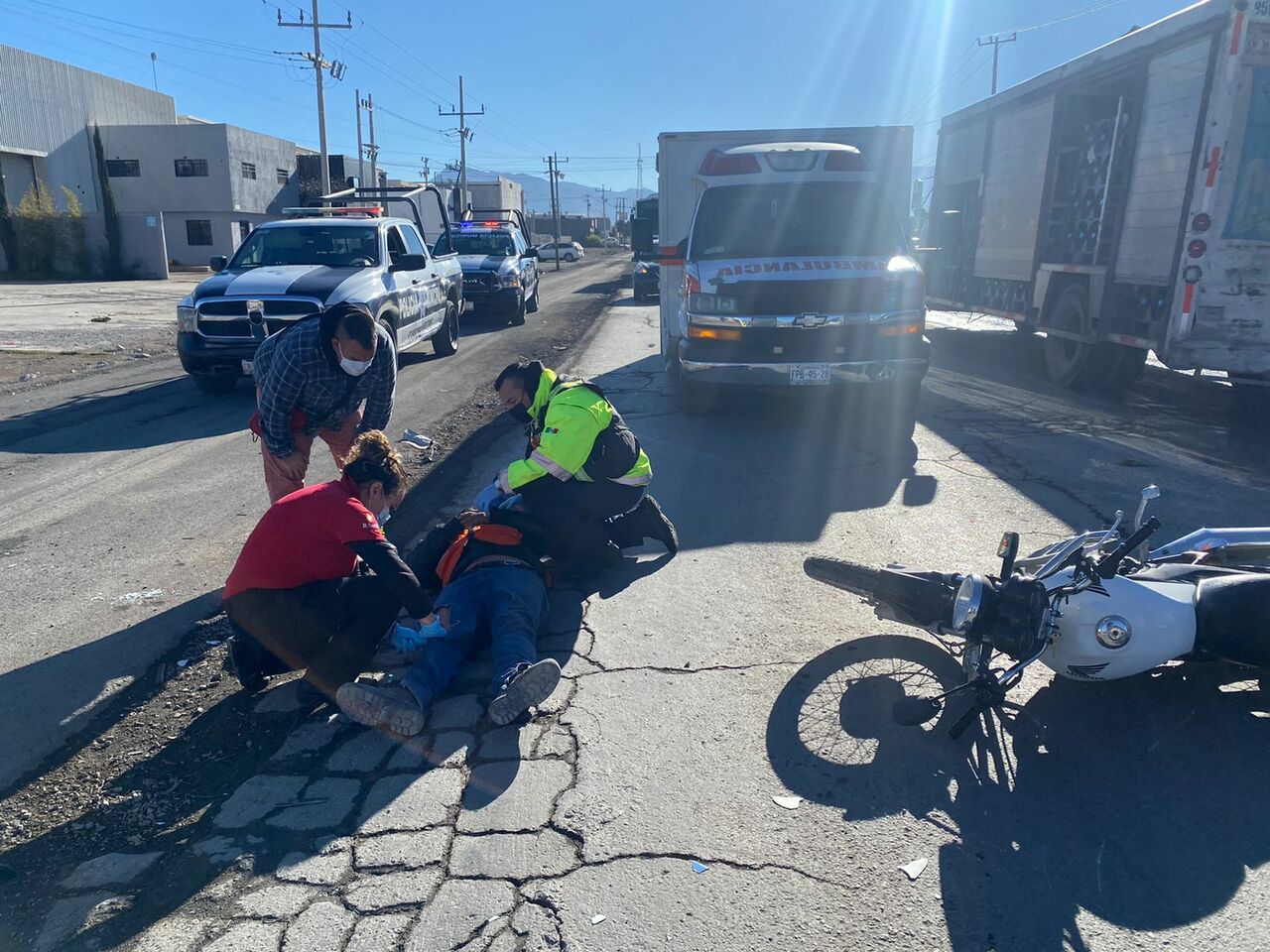 Camioneta quita derecho de paso e impacta a motociclista en Saltillo