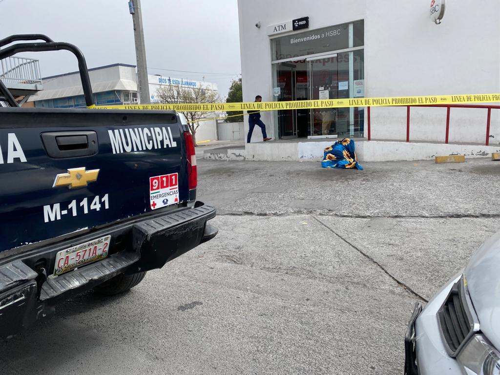 Mujer muere al exterior de un banco en Saltillo