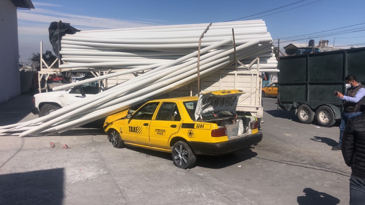 Taxi se impacta contra camión que transportaba tubos de PVC en Saltillo