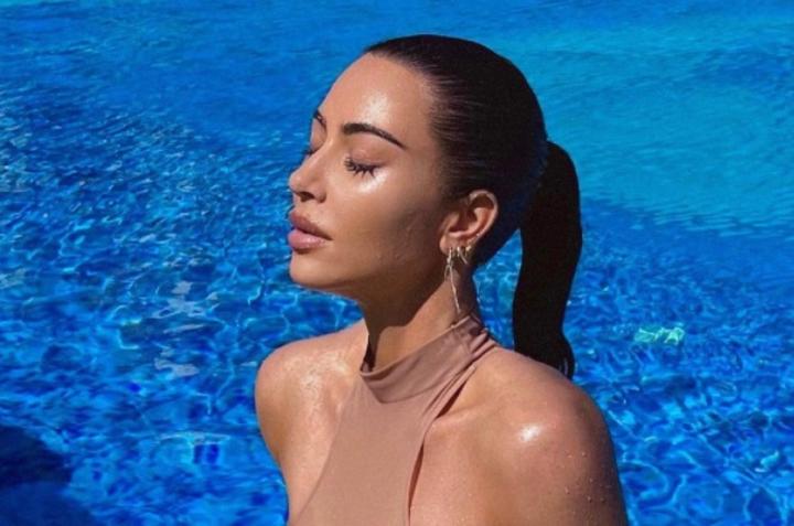 Kim Kardashian se convierte en 'la chica del bikini azul' con bañador de dos piezas