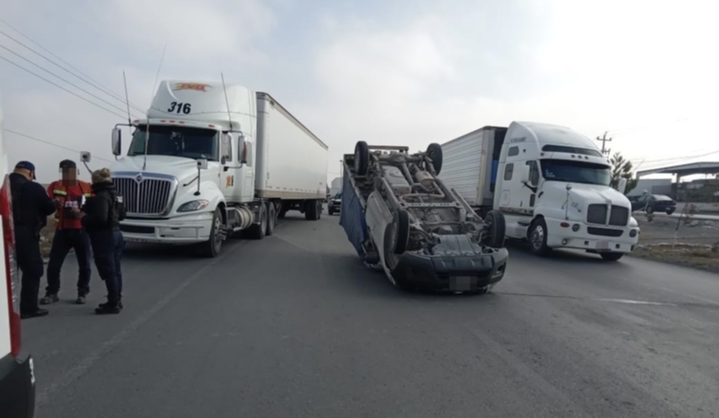 Camioneta vuelca en Libramiento Oscar Flores Tapia en Ramos Arizpe