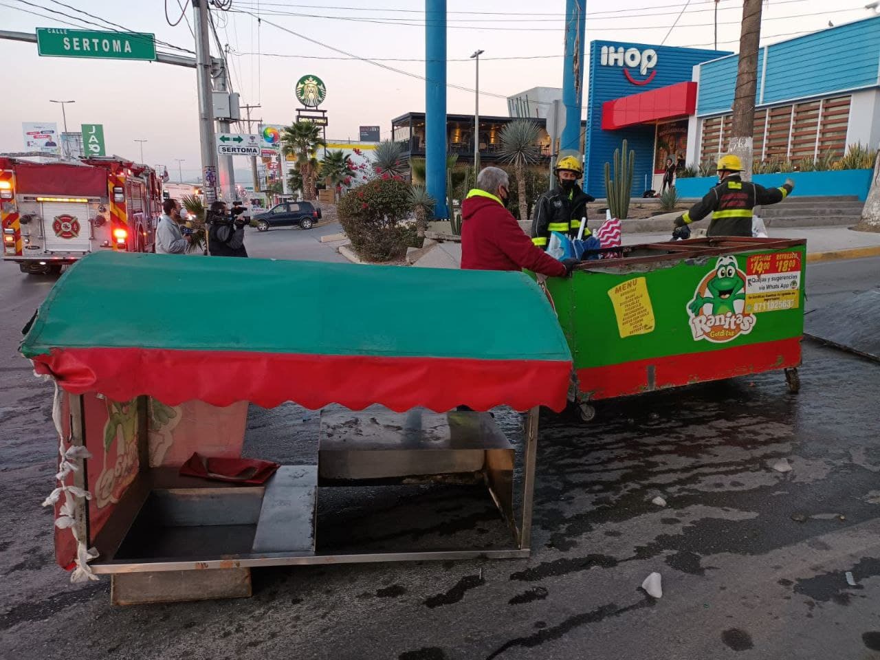 Choca camioneta que remolcaba carrito de gorditas en Torreón