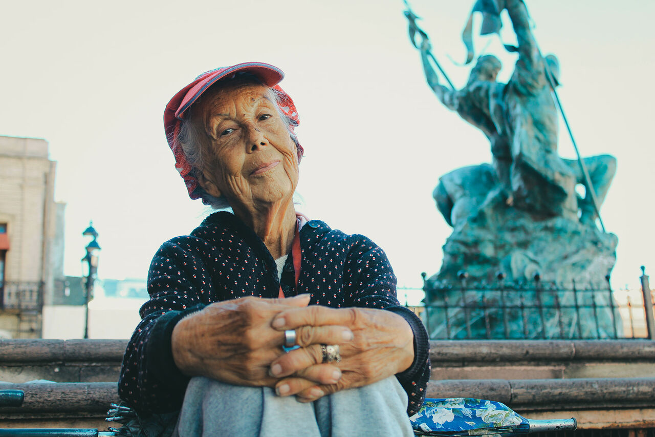 Fotógrafo de Saltillo retrata a abuelita a cambio de manzanas y se vuelve viral