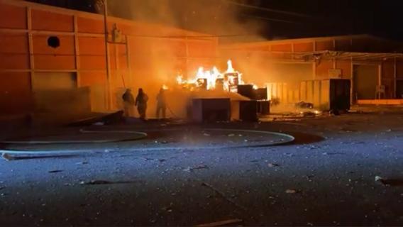 Se incendia material reciclable al exterior de bodega en Saltillo