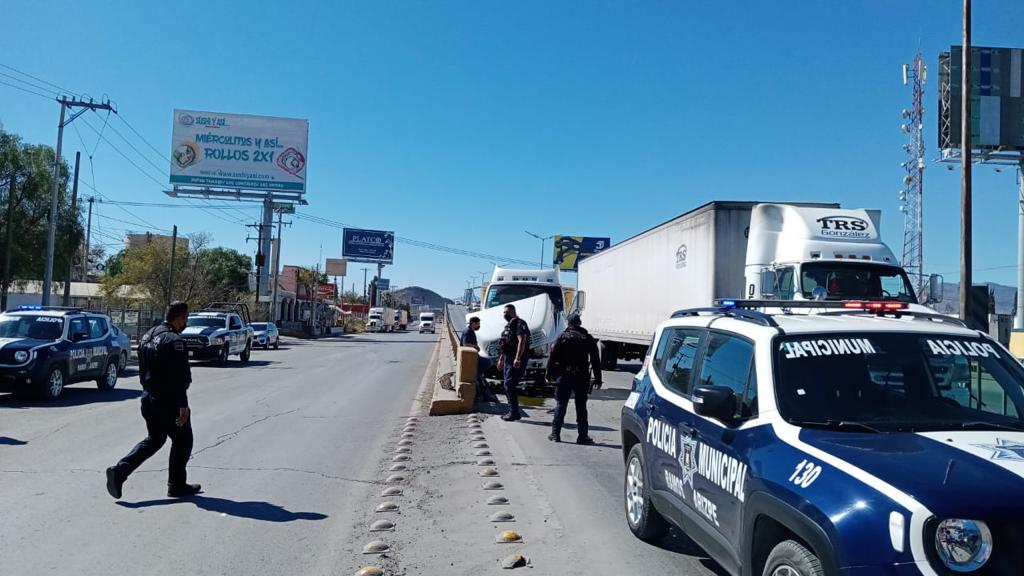 Chocan dos camiones por evitar que les cayera un poste encima en Ramos Arizpe