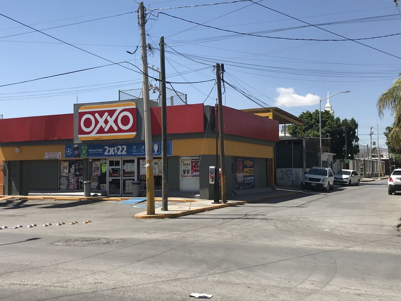 Detenidos, dos jóvenes por robo a Oxxo en Torreón