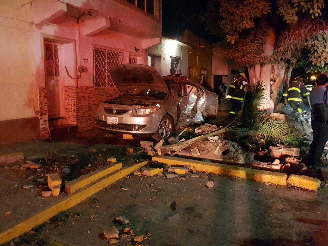 Conductor de camioneta provoca fuerte accidente en Torreón