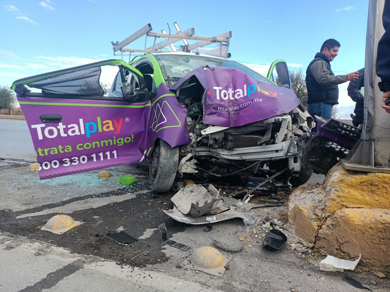 Conductor se impacta contra poste al esquivar auto averiado en Saltillo