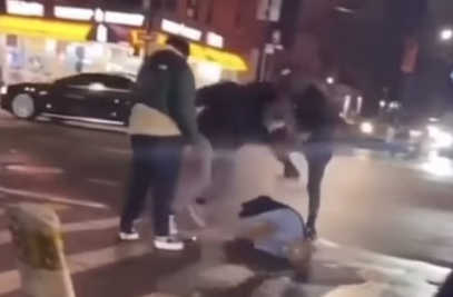 Hombre recibe brutal golpiza en medio de una calle y luego es atropellado