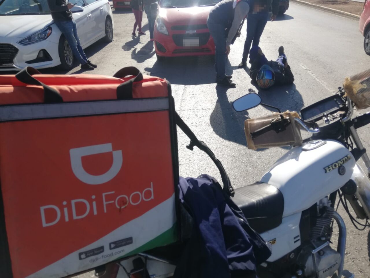 Repartidor derrapa y se impacta contra vehículo en Saltillo
