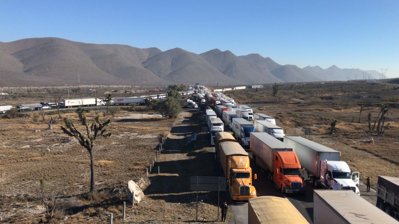 Conductores pasan la noche en la carretera Saltillo-Monterrey tras volcadura