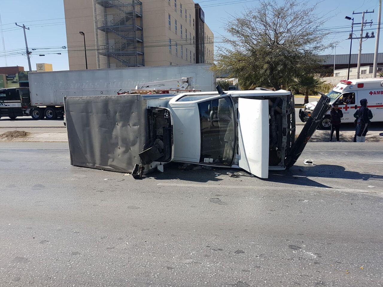 Camioneta termina volcada tras choque sobre el Periférico de Torreón