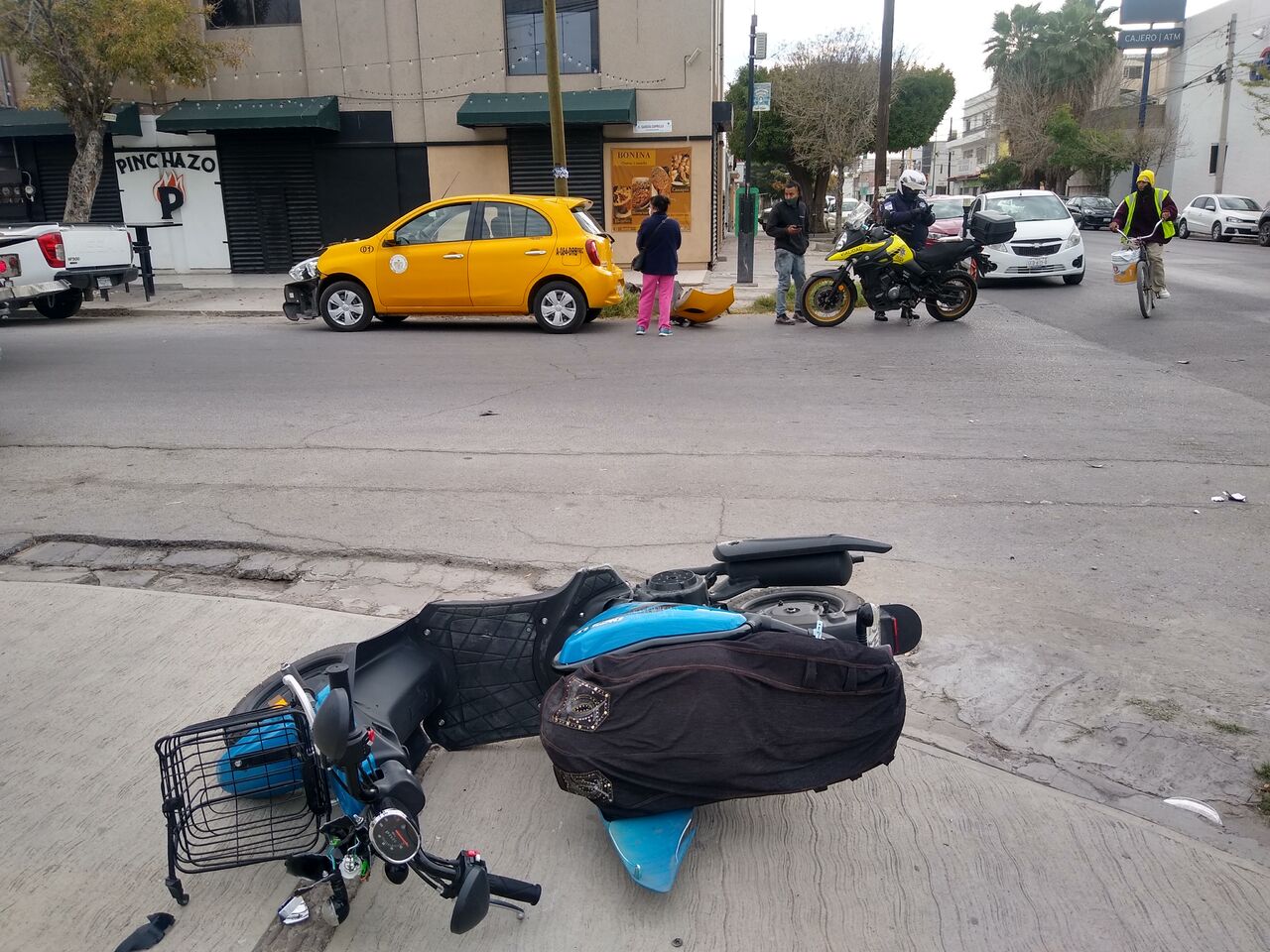 Motociclista termina lesionado tras ser arrastrado por taxi en Torreón