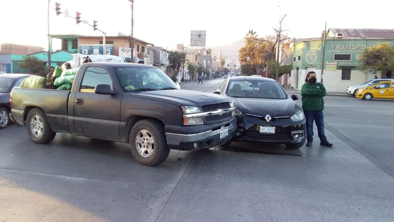 Conductor provoca choque en crucero de Torreón