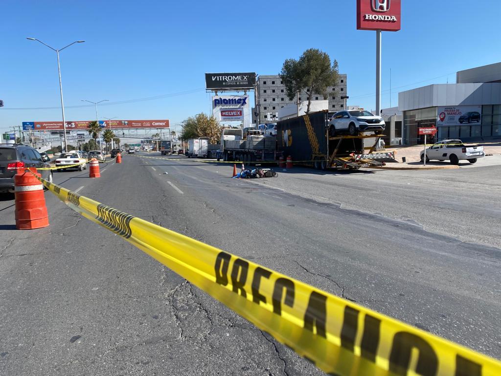 Muere motociclista al ser embestido por tráiler en Saltillo