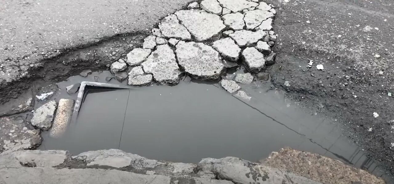 Reportan pavimento dañado por fuga de agua en zona Centro de Saltillo