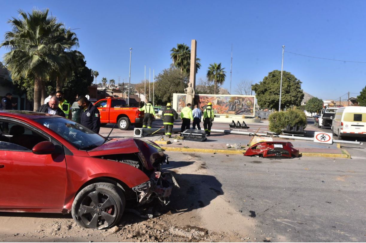 Automovilista derriba semáforo a la entrada de Torreón