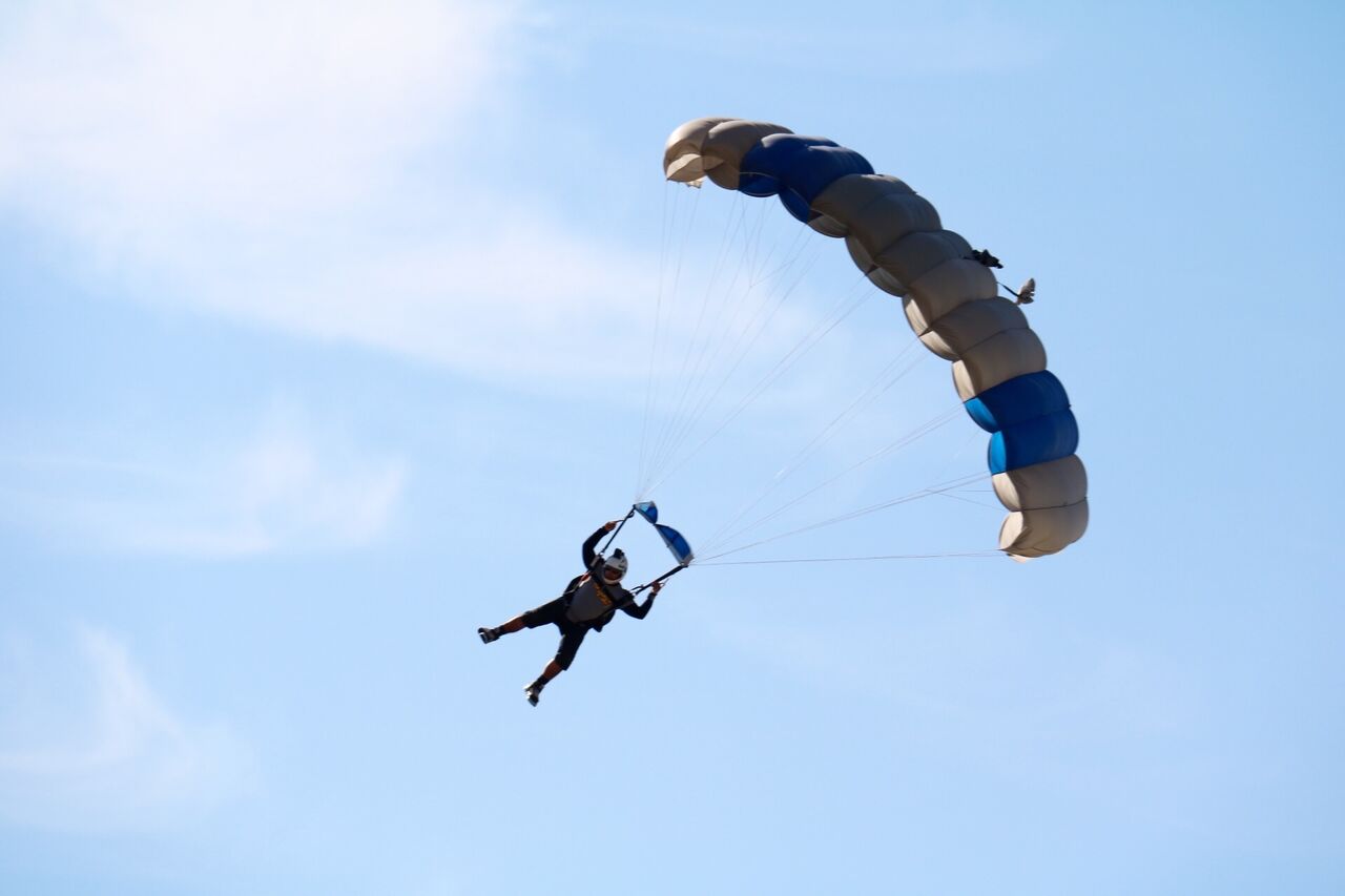 Fallece instructor de paracaidismo al saltar; su paracaídas no abrió