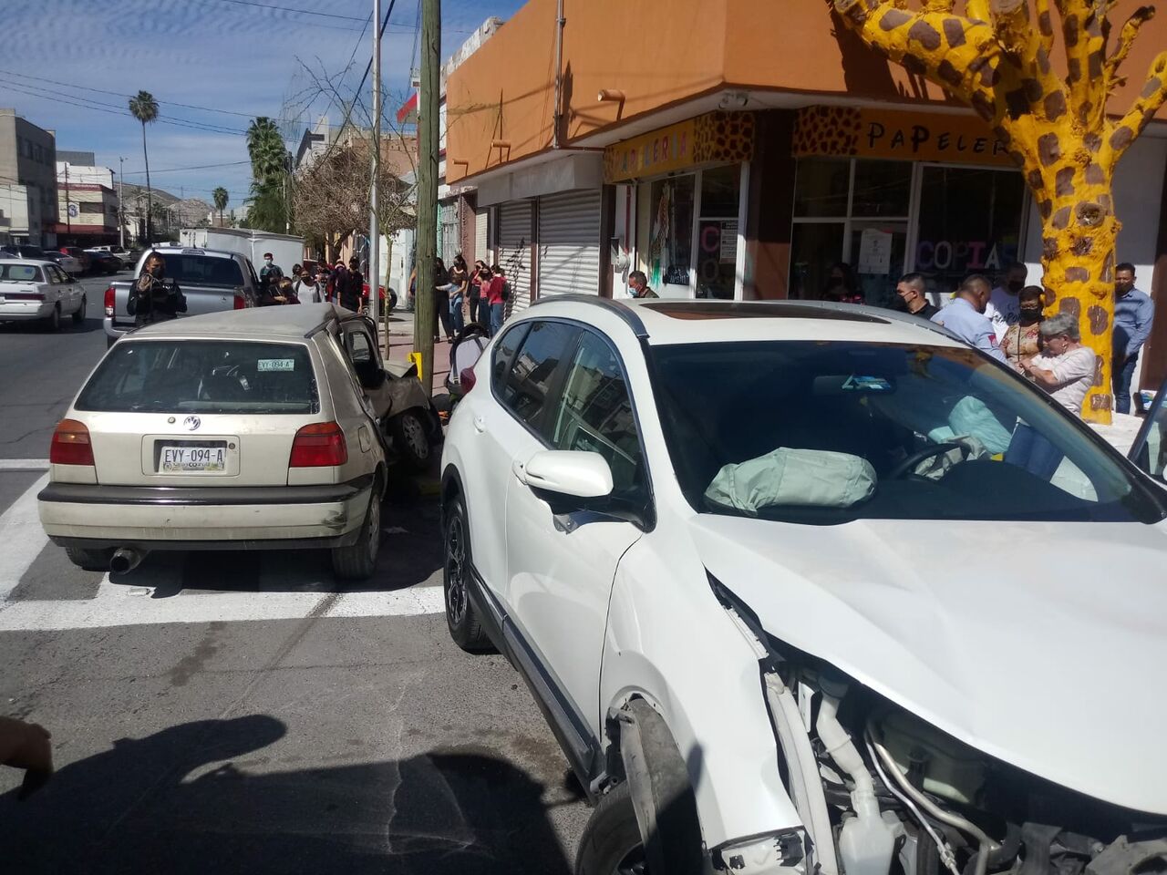 Fuerte accidente en el Centro de Torreón deja una joven lesionada