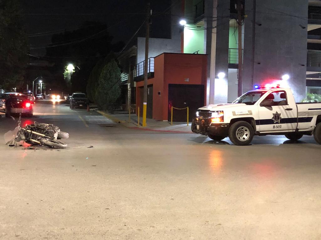Sujeto ignora semáforo en rojo e impacta a motociclista en Saltillo
