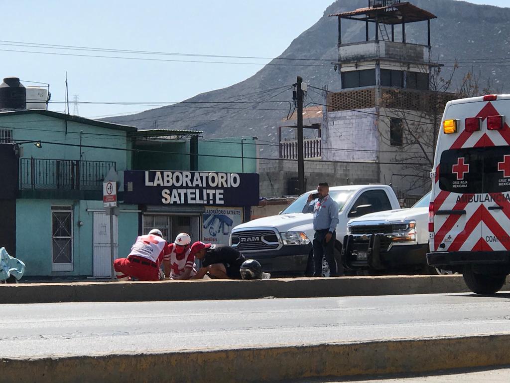 Camión impacta a motociclista en colonia de Saltillo