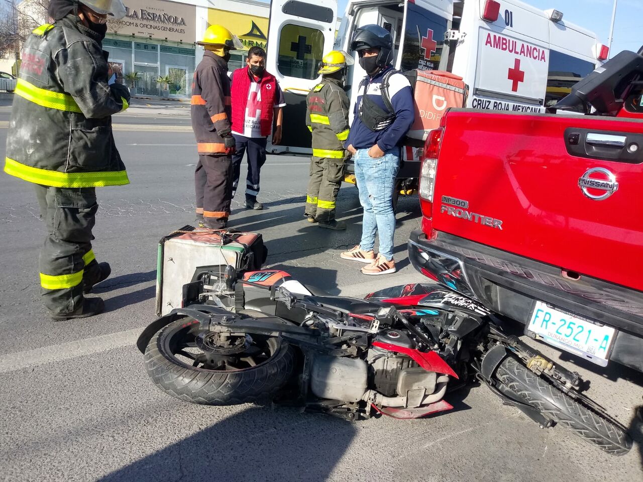 Motociclista resulta con probable fractura de cadera tras choque en Torreón