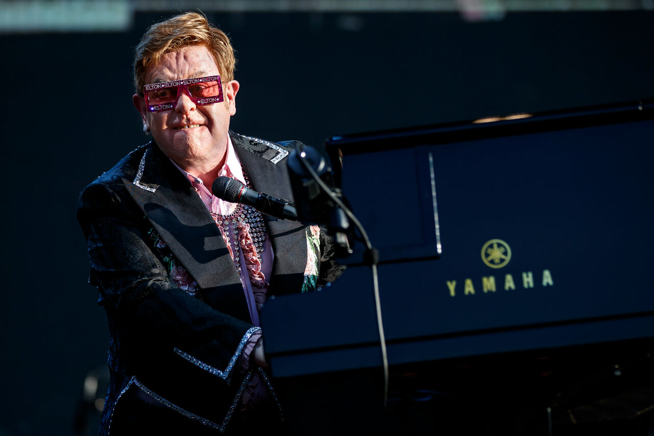 Elton John se solidariza con ucranianos durante concierto en Nueva Jersey
