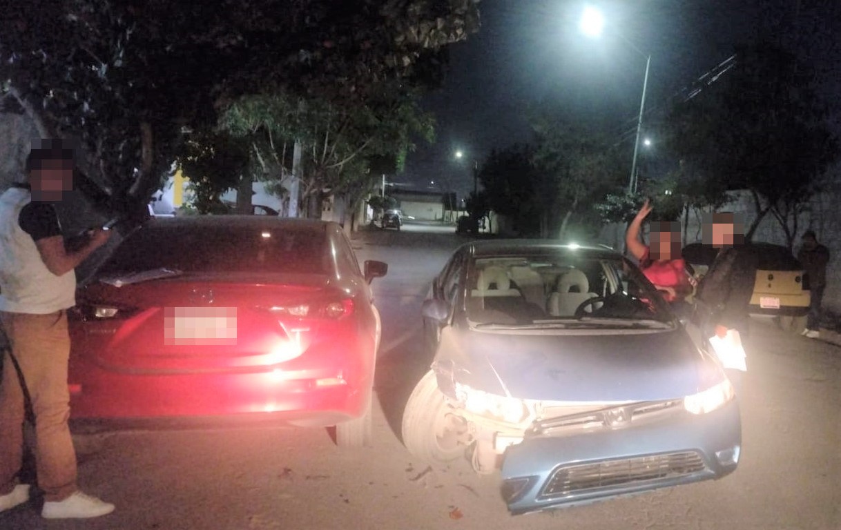 Conductora se distrae y choca contra vehículo estacionado en Torreón