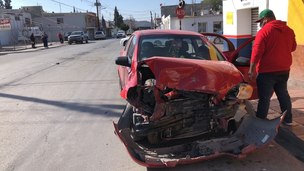 Ignora el semáforo en rojo e impacta a vehículo en Saltillo