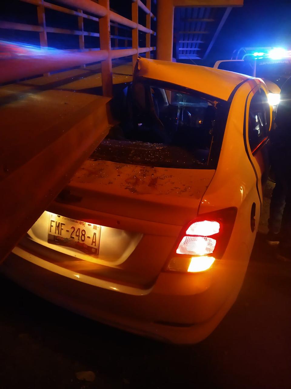 Taxista se impacta contra puente peatonal en Ramos Arizpe
