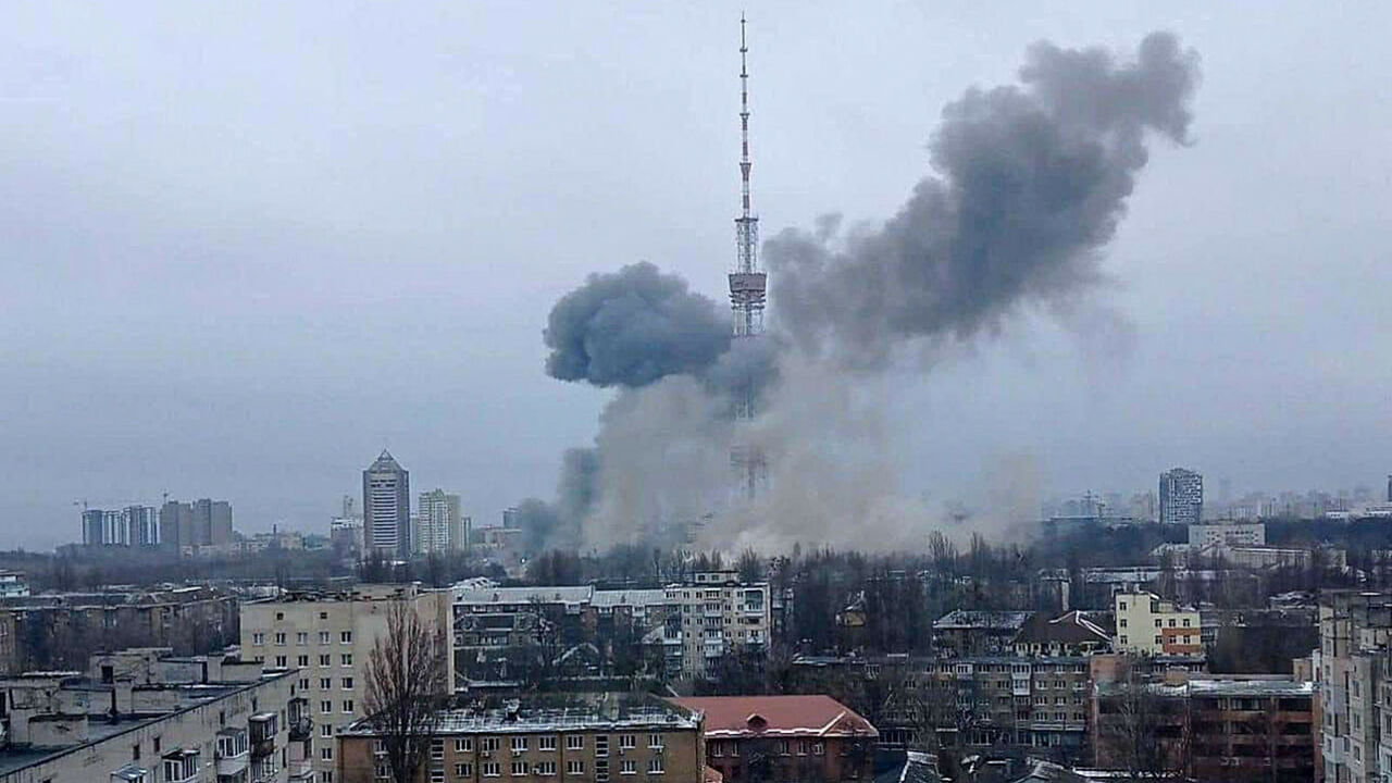 Bombardeo de Rusia a la torre de televisión de Kiev deja cinco muertos