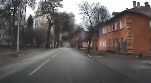 VIDEO: Conductor capta bombardeo en Chernígov, Ucrania