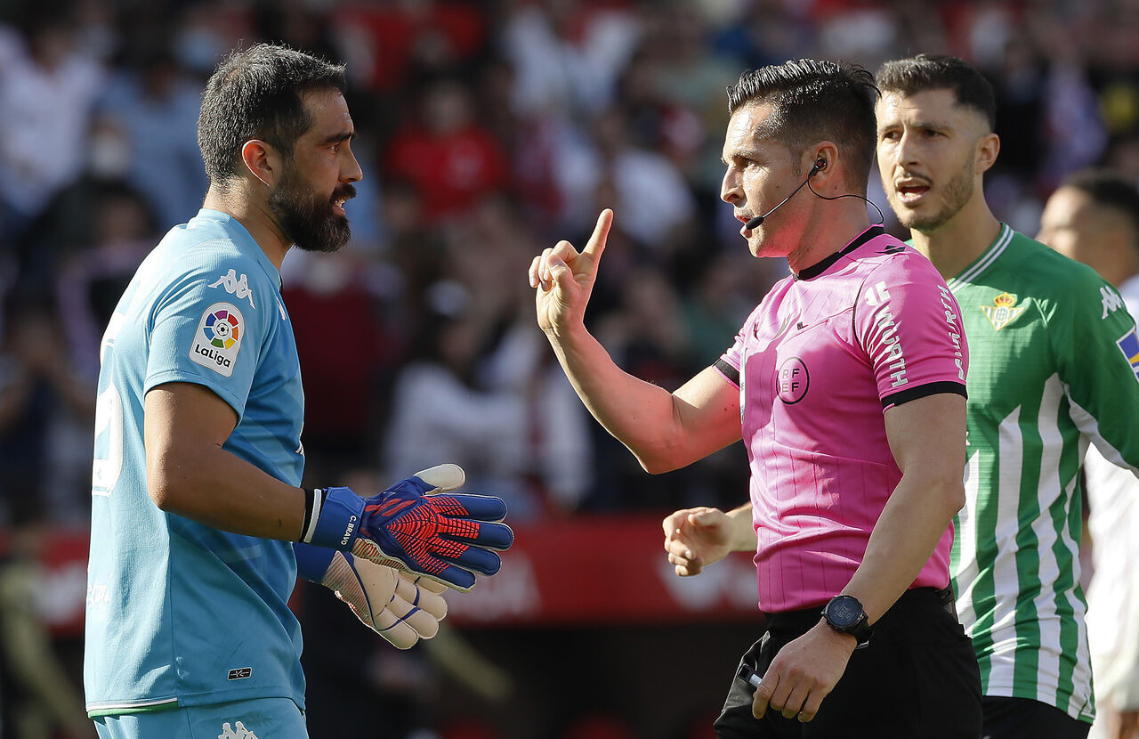 ¿Por qué los árbitros españoles usarán silbatos morados en los partidos de este fin de semana?