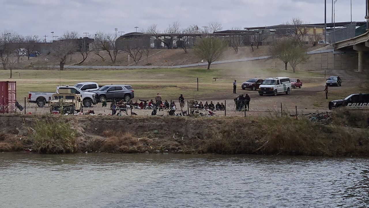 Continúan los cruces masivos de migrantes a Estados Unidos por el río Bravo