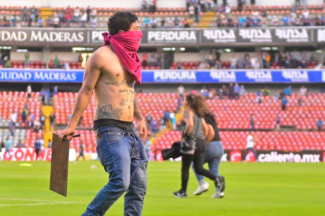 La fiesta del futbol se ve empañada por la violencia en estadios de América Latina