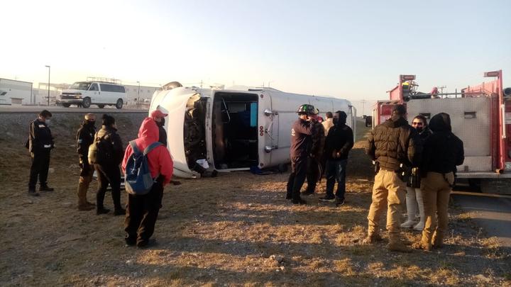 Chofer vuelca con 20 trabajadores en Ramos Arizpe; conductor huyó del lugar