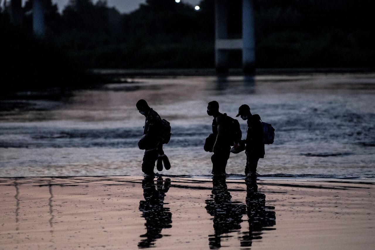 Buscan a niña nicaragüense; la corriente arrastró a su madre al cruzar el río Bravo
