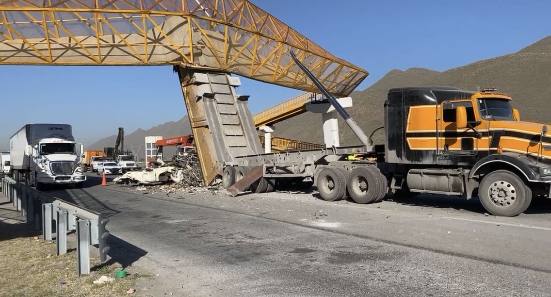 Por colapsar puente peatonal tras impacto de tráiler en Ramos Arizpe