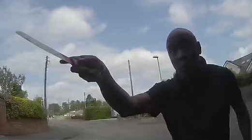 VIDEO: Hombre amenaza con un cuchillo al policía que le colocó una 'araña' a su auto